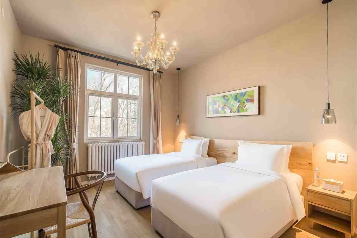 2 bedrooms, premium bedding, down duvets, minibar