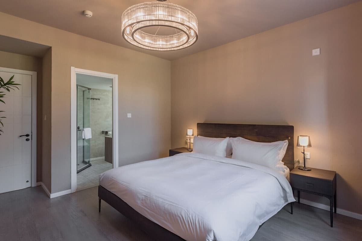 2 bedrooms, premium bedding, down duvets, minibar