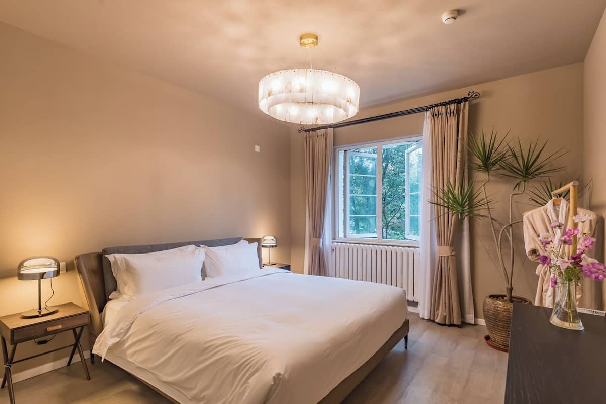2 bedrooms, premium bedding, down duvets, minibar