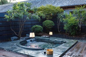 Presidential Suite, Garden View | Bathroom | Shower, rainfall showerhead, free toiletries, hair dryer - Beijing XiaoTang YiPiao Hot Spring Resort (Changping)