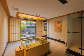 Senior Double Room | Bathroom | Shower, rainfall showerhead, free toiletries, hair dryer - Beijing XiaoTang YiPiao Hot Spring Resort (Changping)