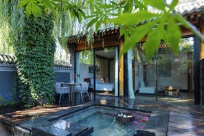 Suite Superior, 2 kamar tidur, Bebas Asap Rokok, pemandangan kebun | Teras/patio