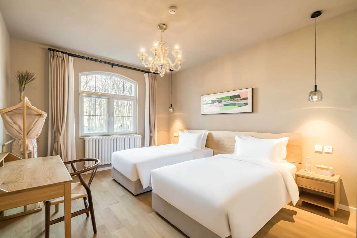 2 habitaciones, ropa de cama de alta calidad, cubrecamas y minibar