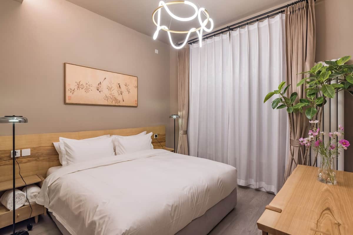 2 bedrooms, premium bedding, down duvets, minibar