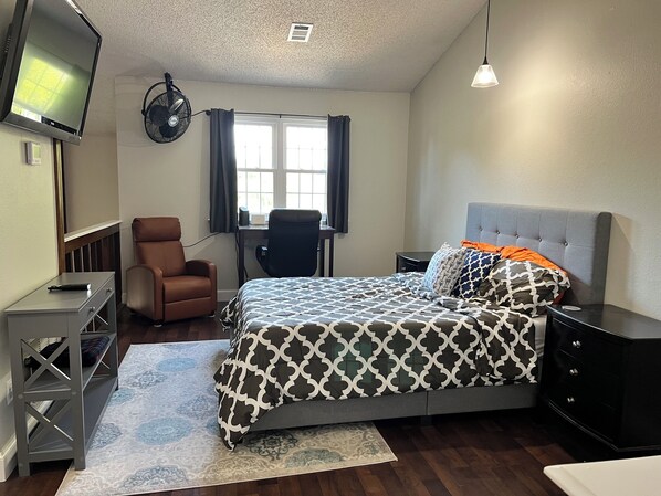 2 bedrooms, desk, free WiFi, bed sheets