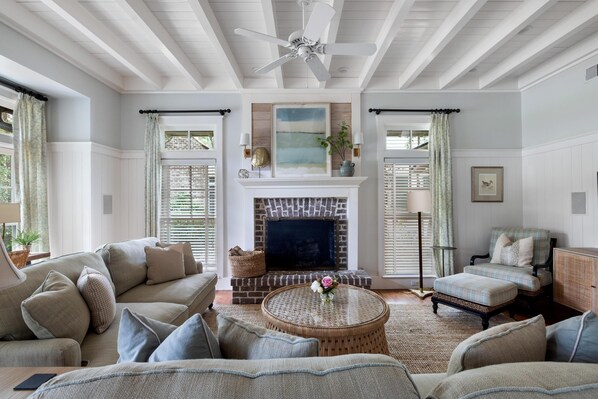 Smart TV, fireplace