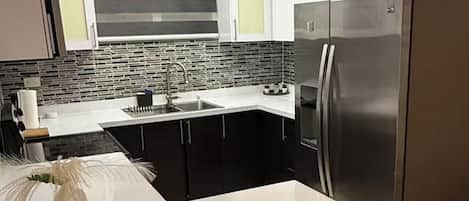 Frigorífico, microondas, horno y placa de cocina