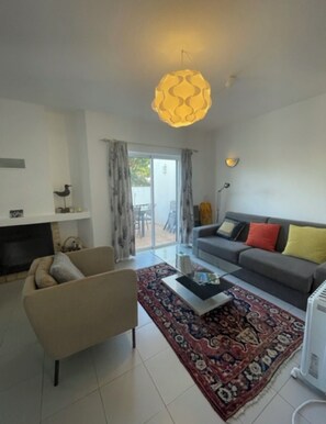 TV, fireplace, table tennis, books