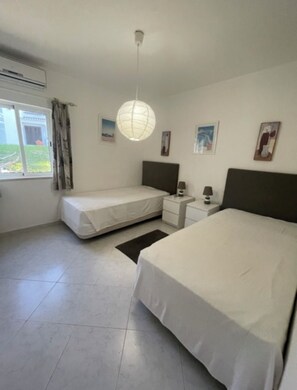 3 Schlafzimmer, Zimmersafe, Schreibtisch, Bügeleisen/Bügelbrett