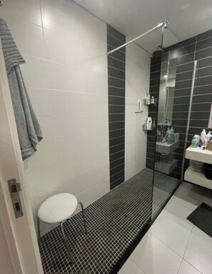 Shower, hair dryer, towels, soap - Superior 3 bedroom apartment in Balaia Golf Village (Albufeira)