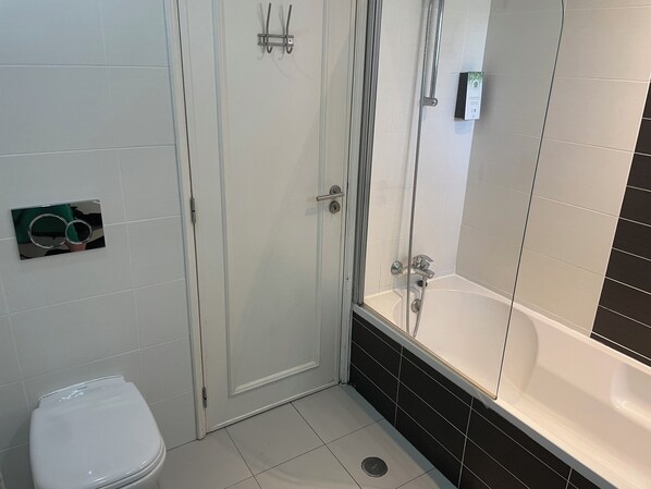 A bathroom with a toilet, a shower, and a bathtub. - Superior 3 bedroom apartment in Balaia Golf Village (Albufeira)