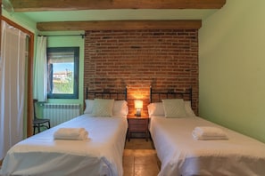 2 dormitoris, planxa i posts de planxar i un bressol de viatge 