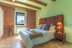 2 slaapkamers, een strijkplank/strijkijzer, reisbedje, gratis wifi