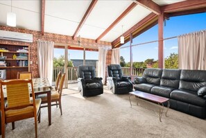 Smart TV, caminetto, videogiochi