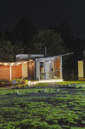 1 habitación, cubrecamas y espacio para trabajar con laptop