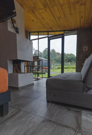 Romantisk stuga - uteplats - utsikt mot trädgården | Utsikt från rummet