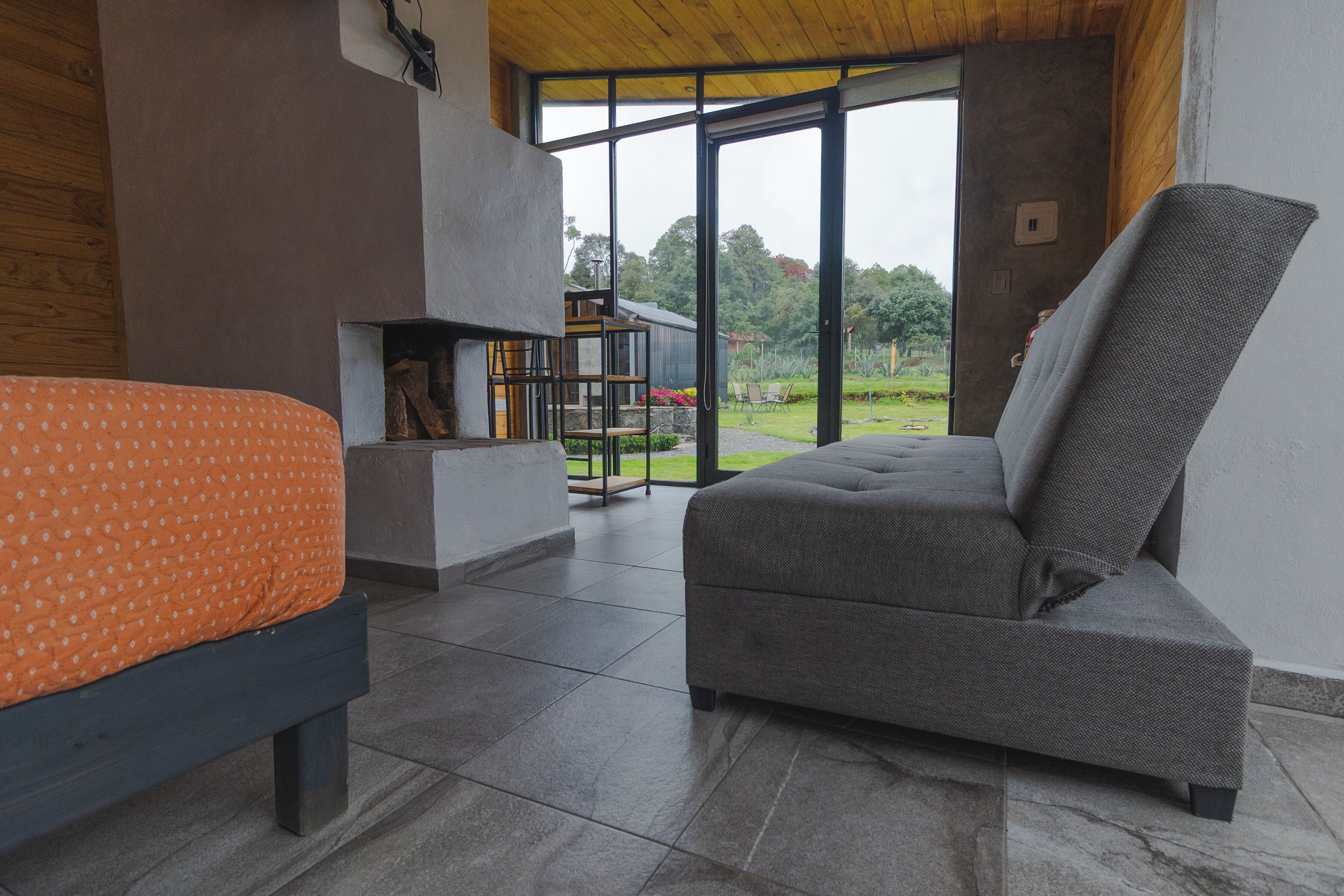 Cabaña romántica, patio, vista al jardín | Área de sala de estar | Smart TV y chimenea 