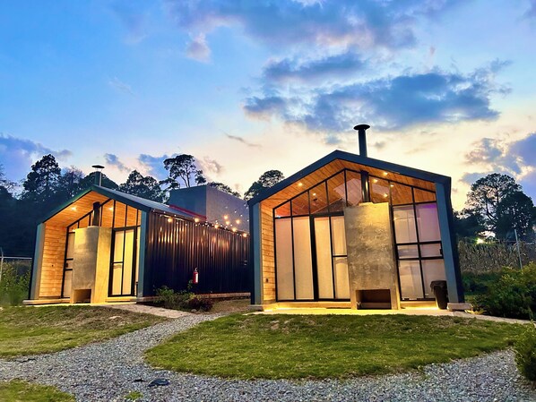 1 habitación, edredón, espacio para trabajar con laptop y camas extra 