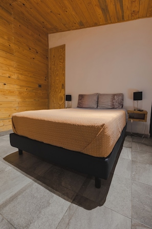 1 habitación, cubrecamas y espacio para trabajar con laptop