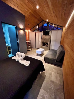 1 bedroom, down comforters, laptop workspace, rollaway beds