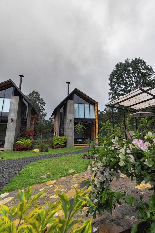 Familjestuga - uteplats | Duntäcken, arbetsyta för laptop, extrasängar och gratis wi-fi