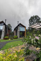 Cubrecamas y espacio para trabajar con laptop 