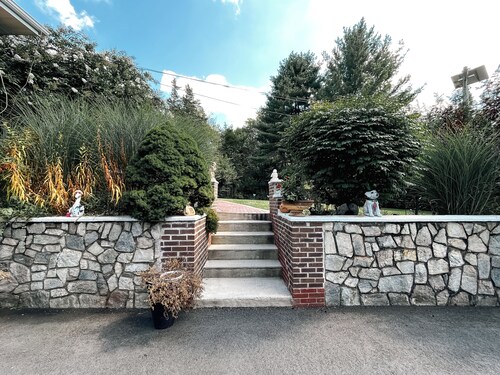 Charming 1-bedroom apartment in fabulous Princeton with WiFi, AC