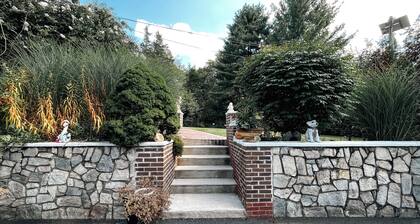 Charming 1-bedroom apartment in fabulous Princeton with WiFi, AC