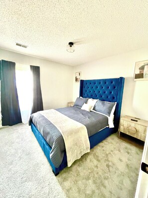 4 habitaciones, tabla de planchar con plancha, wifi y ropa de cama
