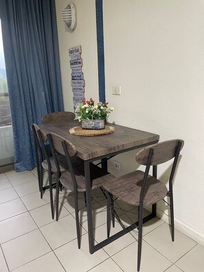 Apartment, Smoking, Balcony | Ruang makan
