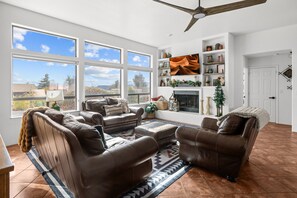 スマートテレビ、暖炉、テレビゲーム、書庫