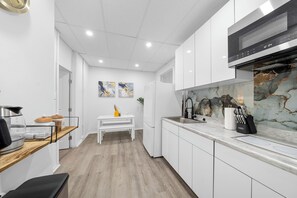 冷蔵庫、電子レンジ、コンロ、コーヒー / ティーメーカー