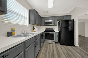 Een koelkast, een magnetron, een oven, een kookplaat