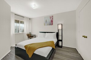 3 bedrooms, iron/ironing board, WiFi, bed sheets - Central Downtown 3BR with Workspaces Near NRG, Zoo, TSU & Medical Center (Houston)