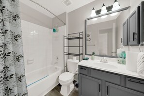 Shower, hair dryer, bidet, towels - Central Downtown 3BR with Workspaces Near NRG, Zoo, TSU & Medical Center (Houston)