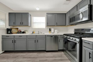 Kjøleskap, mikrobølgeovn, ovn og kokeplater