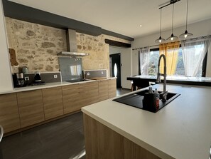 Fridge, microwave, oven, dishwasher - vacation rental with pool Beaucaire LS3-450 (Beaucaire)