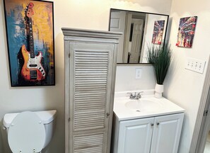 シャワー、タオル、トイレットペーパー