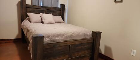 2 bedrooms, desk, WiFi, bed sheets