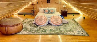 Penthouse w/ Boho Loft, Jacuzzi, + Balcony -3 bdrm