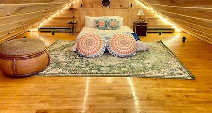 Penthouse w/ Boho Loft, Jacuzzi, + Balcony -3 bdrm