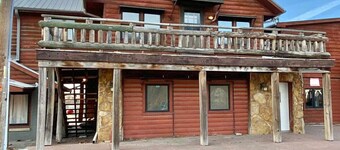 Penthouse w/ Boho Loft, Jacuzzi, + Balcony -3 bdrm