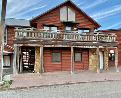 Penthouse w/ Boho Loft, Jacuzzi, + Balcony -3 bdrm