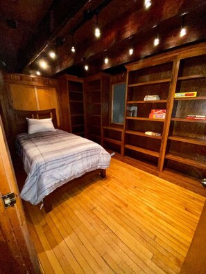 3 bedrooms, desk, iron/ironing board, WiFi