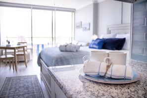 Escritorio, tabla de planchar con plancha, wifi gratis y ropa de cama