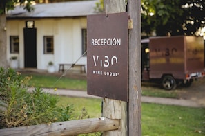 A sign for 'RECEPCIÓN V130' at a wine lodge. - Vibo Wine Lodge (Santa Cruz)