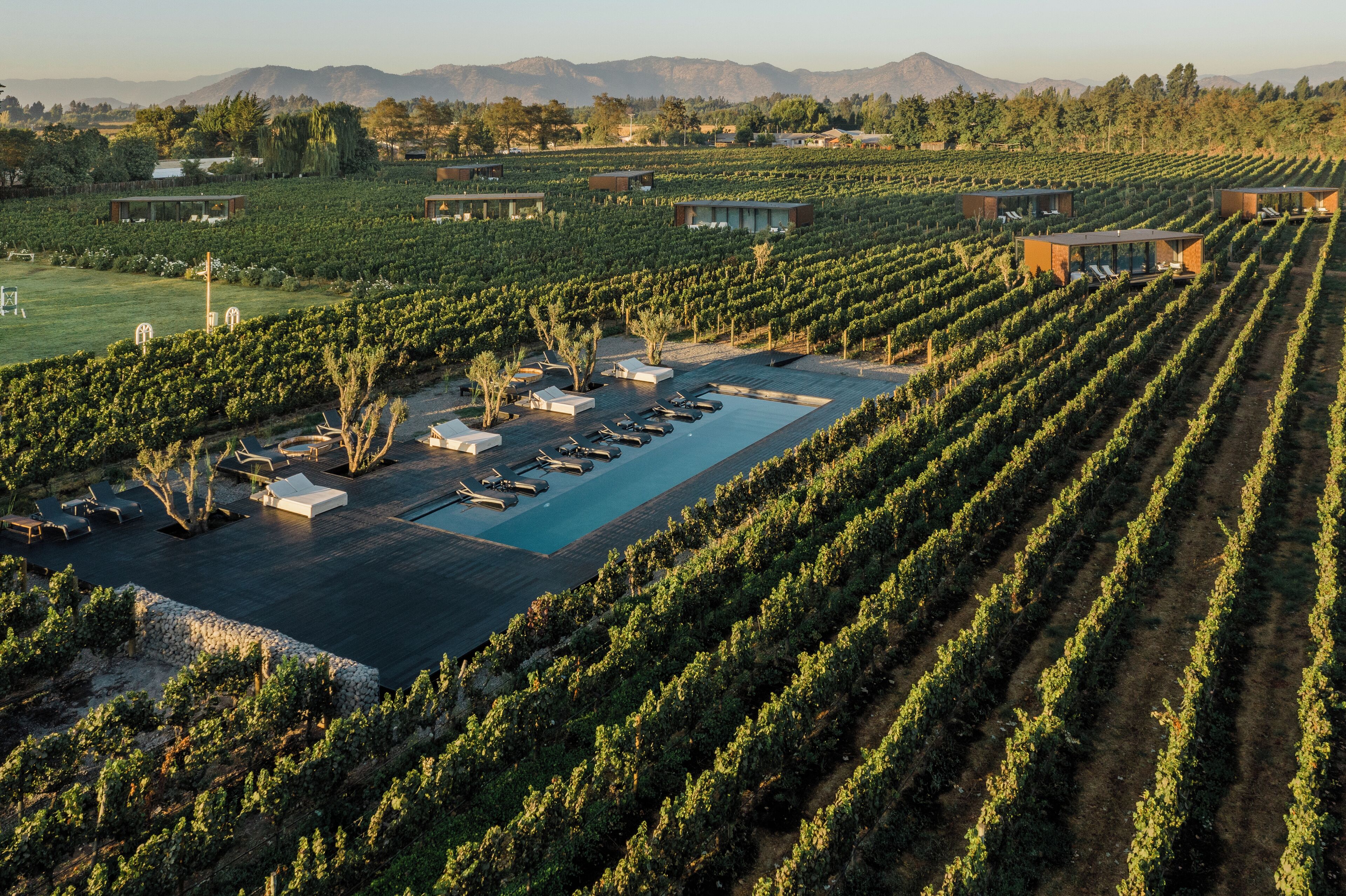 Utendørsbasseng, bassengparasoller og solsenger