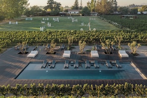 Outdoor pool, pool umbrellas, sun loungers - Vibo Wine Lodge (Santa Cruz)