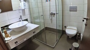 Articles de toilette gratuits, sèche-cheveux, serviettes fournies, savon