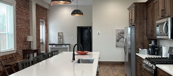 Suite 3 Beautiful 2-bedroom apartment in Aubrey with WiFi, AC